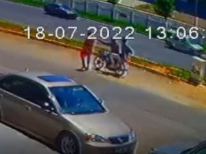 Motosikletli Kapkaççılar Yayanın Telefonunu Konuştuğu Esnada Çaldı