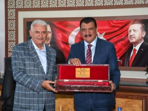 Binali Yıldırım’dan Hizmetlere Övgü