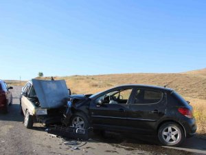 Elazığ’da Otomobiller Kafa Kafaya Çarpıştı: 8 Yaralı