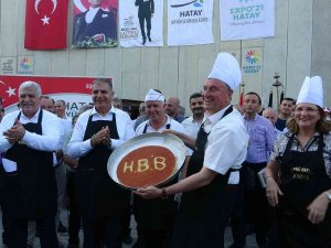 Hatay’da 83 Metre Uzunluğundaki Künefe Dakikalar İçerisinde Tükendi