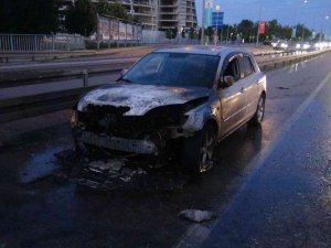 Seyir Halindeyken Alevlere Teslim Olan Otomobil Kullanılmaz Hale Geldi