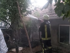 Binanın Bahçesindeki Kömürlükte Yangın Çıktı