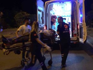 Otomobil Refüje Çarptı: 2 Yaralı