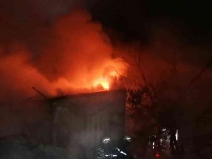 Geri Dönüşüm Deposu Alev Alev Yandı