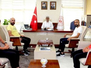 Şampiyon Kızlardan Müdür Özsoy’a Ziyaret