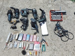 İ̇ş Yerinden Bilgisayar Ve İş Makineleri Çalan 3 Şahıs Tutuklandı