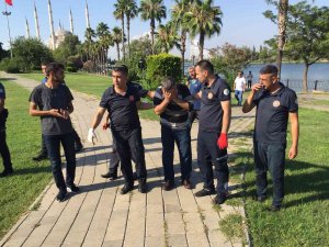 Köprüden Atlayıp Ölmek İsteyen Şahıs Kayıkla Kurtarıldı