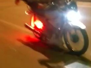 Ellerini Bırakıp Motorun Üzerinde Yatarak Gitti