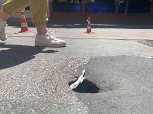 Kaldırımdaki İlginç Delikler Tehlike Saçıyor
