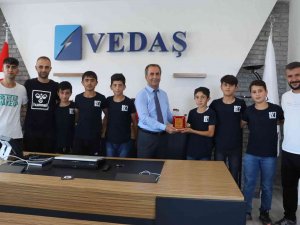 Minik Sporculardan Vedaş’a Teşekkür Ziyareti