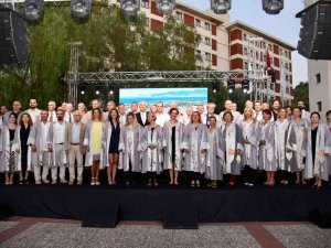 İ̇eü Tıp Fakültesinin Gurur Gecesi: 59 Akademisyen Cübbelerini Giydi