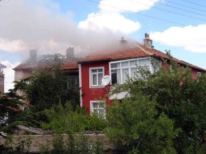 Yozgat’ta Çıkan Yangında 3 Katlı Binanın Çatısı Kullanılamaz Hale Geldi