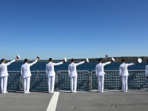 Deniz Harp Okulu Öğrencileri Çanakkale Şehitlerini Selamladı