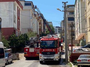 5 Katlı Binanın Çatısında Yangın Çıktı