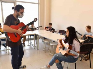 Tepebaşı’nda Çocuklar Gitar Çalmayı Öğreniyor