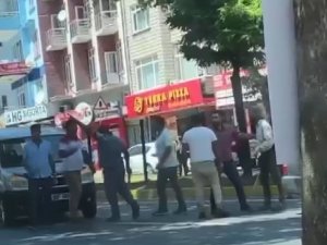 Trafikte Tartışan Grup Yolun Ortasında Sopalarla Birbirine Girdi
