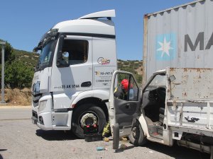 Süt Kamyoneti İle Tır Çarpıştı: 1 Yaralı