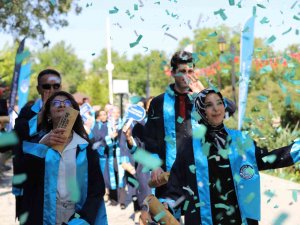 Neü’de Geleceğe Mesajlı Mezuniyet Coşkusu