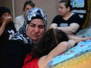 Babası Tarafından Bıçaklanarak Öldürülen Annesinin Tabutuna Sarılıp Ağladı