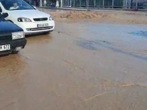 Gümüşhane’de Su Borusu Patladı, Yol Sular Altında Kaldı