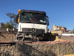 Pendik’te Kontrolden Çıkan Hafriyat Kamyonu Otomobilin Üstüne Düştü: 3 Yaralı