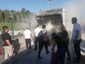 Kadıköy’de Metrobüste Yangın Çıktı, Yolcular Panikle Dışarı Atladı