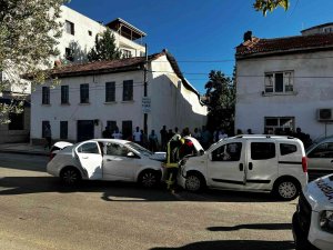 İ̇ki Otomobil Kafa Kafaya Çarpıştı: 5 Yaralı
