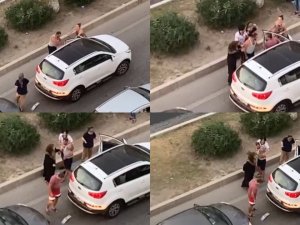 Otomobilinin İçinde Darp Edilen Sürücü Çıkıp Tamponunu Kontrol Etti