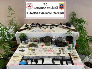 Ev Değil Sanki Uyuşturucu İmalathanesi, Ele Geçirilenler Şaşırttı