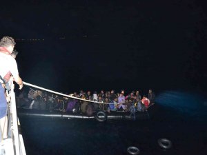 İ̇zmir Açıklarında 23 Düzensiz Göçmen Yakalandı, 67 Göçmen Kurtarıldı