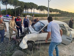 Trenin Çarptığı Araçtan Sağ Kurtuldular