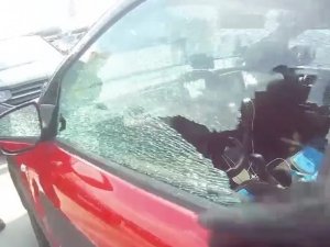 Çekya’da Arabada Bırakılan 3 Yaşındaki Çocuğu Polisler Kurtardı