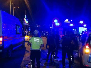 Polis Aracına Cip Çarptı: 2 Polis Memuru Yaralandı