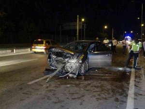 Bursa’da Kontrolden Çıkan Araç Önce Bariyerlere Sonra Otomobile Çarptı: 1’i Ağır 2 Yaralı