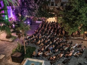 Kuşadası Yaz Boyunca Sanatla Güzelleşiyor