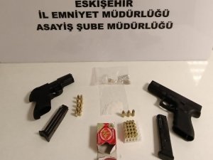 Eskişehir’de Çok Sayıda Tabanca Ve Uyuşturucu Madde Ele Geçirildi