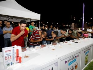 Bursa’da Çilek Yeme Yarışması