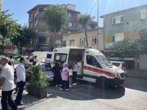 Esenler’de Otomobil Önce Merdivenlere Sonra Park Halindeki Araca Çarptı