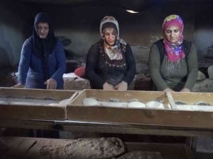 Kadınların Kavurucu Sıcakta Tandır Ekmeği Mesaisi