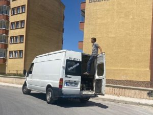 Aracın Arka Kapısına Tutunarak Kazaya Davetiye Çıkardı