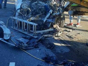 Tıra Arkadan Çarpan Otomobil Hurdaya Döndü: 2 Ölü, 1 Yaralı
