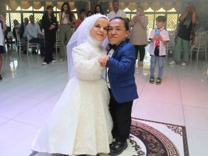 Bir Metrelik Çift Sivas’ta Gerçekleştirilen İkinci Düğünlerinin Ardından Dünya Evine Girdi