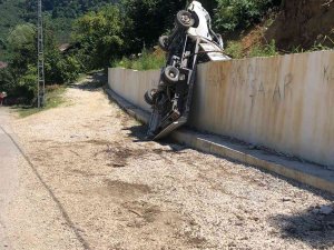 Yokuş Aşağı Kayan Kamyonetini Kurtarmak İsteyen Sürücü Ölümden Döndü