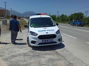Saman Balyası Yüklü Kamyondan Tele Takılıp Düştü