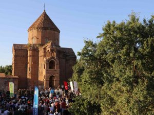 Akdamar Adası’nda Çok Dilli Konser