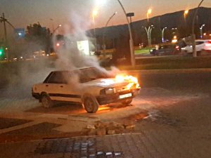Edremit’te Seyir Halindeki Otomobil Alev Alev Yandı