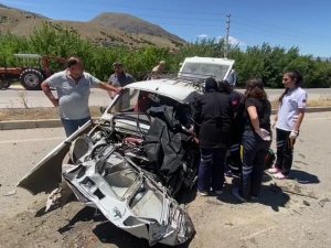 Tır İle Çarpışan Otomobildeki Sürücü Öldü