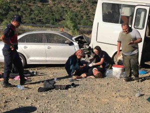 Otomobil Tarım İşçilerini Taşıyan Minibüse Çaptı: 17 Yaralı