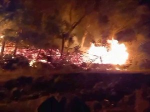 Elazığ’da Tarlada Çıkan Yangını Köylüler Söndürdü