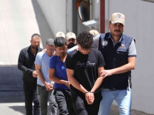 Örgüt İçerisinde Silahlı Fotoğrafları Çıktı, "Biz Değiliz" Dediler